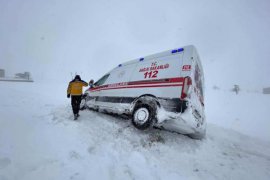 Bitlis’te Yollarda Mahsur Kalanlar Kızılay, 112 ve Özel İdare Ekiplerince Kurtarıldı