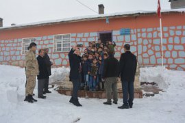 Kaymakam Sancaktutar, olumsuz hava şartları gözetmeden köyleri ziyaret etti