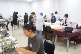 Lise Öğrencileri Öğretmenler İçin Önlük Üretti