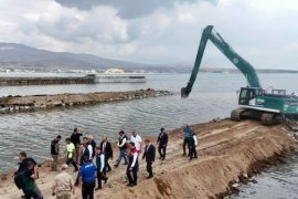 Vali Karakaya Van Gölü Sahilinde Yürütülen Dip Çamuru Temizliği Çalışmalarını İnceledi