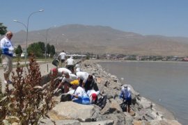 Doğaseverler ile Aktivistler Van Gölü Sahilinde Çöp Topladı