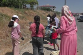 Tatvan’daki çocuklar Van Gölü sahilini temizledi