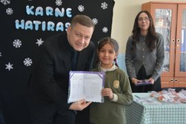 Kaymakam Demirer, Öğrencilerin Karne Sevincine Ortak Oldu