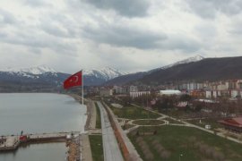 Bölgenin en büyük Türk Bayrağı Tatvan'da dalgalanmaya başladı
