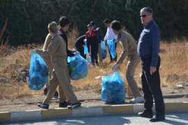 Van Gölü sahilinde öğrencilerin temizlik etkinliği