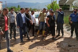 Tatvan ve Ahlat'ta sağanak yağış su baskınlarına neden oldu