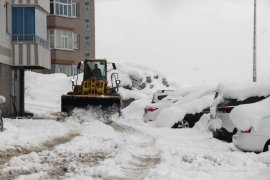 Bitlis Belediyesi 24 saat ara vermeden kar temizliyor