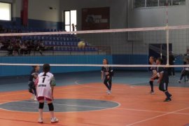 Tatvan’da Okul Sporları Voleybol Bölge Müsabakaları Başladı