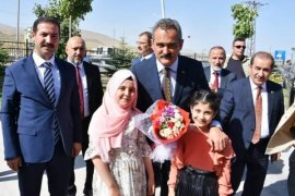 Bakan Özer, Tatvan Belediyesi'ni Ziyaret Etti