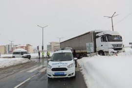 Bitlis’te Bir Tır ile Bir Minibüs Çarpıştı