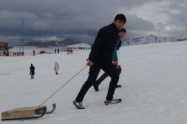 Vatandaşlar Yarıyıl Tatilini Bitlis’teki Kayak Merkezinde Değerlendiriyor