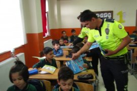 Polisler öğrencilere boyama kitabı hediye etti
