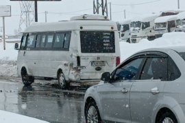 Bitlis’te Bir Tır ile Bir Minibüs Çarpıştı