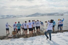 Van Gölü’ne Dikkat Çekmek İsteyen Aktivistler Dondurucu Suda Yüzdü