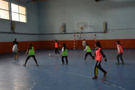 Tatvan’daki Kız Öğrenciler Türkiye Yarı Finallerine Hazırlanıyor