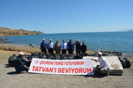 Van Gölü’nün Tatvan Sahilinde 4 Ton Çöp Toplandı