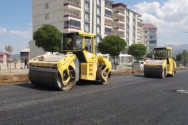 Tatvan Cumhuriyet Caddesi’nde sıcak asfalt yapımı