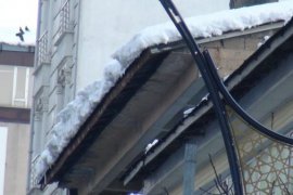 Tatvan’daki Çatılarda Biriken Kar ve Buz Sarkıtları Tehlike Saçıyor