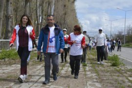 Anneler Günü’nde Van Gölü İçin Yürüdüler