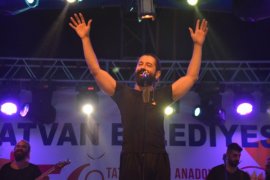 Koray Avcı Tatvan’da konser verdi