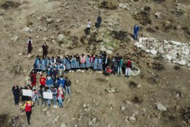 Manzığ Dağı'ndaki ay yıldız boyandı