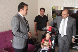 Vali Ustaoğlu, 7 yaşındaki Narin Sude’yi evinde ziyaret etti