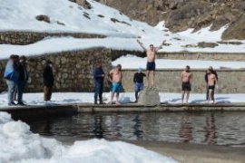Bitlis'te Soğuk Havada Yüzme Etkinliği Düzenlendi