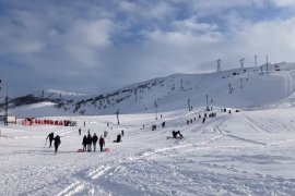 Bitlis’te ‘Meşaleli Kayak Festivali’ Düzenlendi