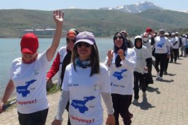 Van Gölü İçin Yürüyen Kadınlar ve Aktivistler, Tatvan Sahilini Dolaştı