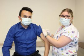 Bitlis'teki Sağlık Çalışanlarına Covid-19 Aşısı Yapıldı