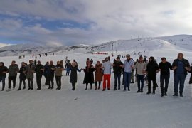 Bitlis’te ‘Meşaleli Kayak Festivali’ Düzenlendi