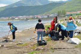 Van Gölü’nün Tatvan Sahilinde Başlatılan Çevre Temizliği Devam Ediyor