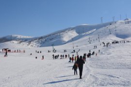 Yetim Çocuklar İçin ‘Kış Şenlikleri’ Düzenlendi