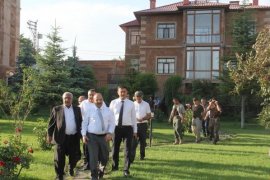 Bitlis Valisi İsmail Ustaoğlu, Ahlat'ı ziyaret etti.