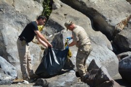 Van Gölü’nün Tatvan Sahilinde 4 Ton Çöp Toplandı