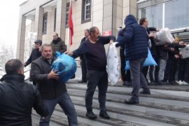 Adıyaman'a Görevlendirilen Cumhuriyet Başsavcısı Abur ile 3 Cumhuriyet Savcısı Bir Tır Yardım Malzemesiyle Yola Çıktı