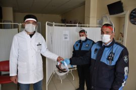 Tatvan’daki sağlık çalışanları ve kolluk kuvvetlerine siperli maske dağıtıldı