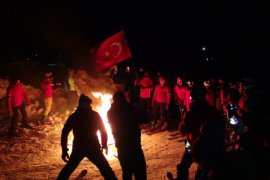 Bitlis Belediyesi, Eksi 20 Derecede Meşaleli Kayak Gösterisi Düzenledi