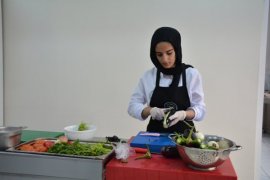 Tatvan’daki Meslek Lisesi Öğrencileri Yemek Üretimine Başladı