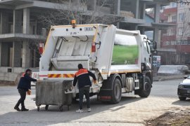 Tatvan Belediyesi Araç Filosuna Bir Çöp Kamyonu Ekledi