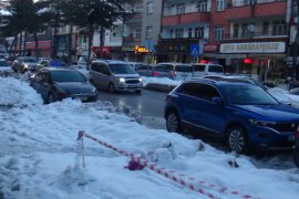 Tatvan’daki Çatılarda Biriken Kar ve Buz Sarkıtları Tehlike Saçıyor