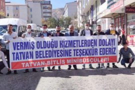 Tatvan’da Minibüsçüler Teşekkür Pankartı Astı