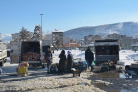 Tatvan’daki Perşembe Pazarına Vatandaşlar İlgi Gösteriyor