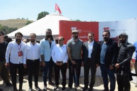 Diriliş Ertuğrul dizisi oyuncuları festivalde Ahlat’taydı