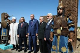 Cumhurbaşkanı Erdoğan, Ahlat’ta Selçuklu Meydan Mezarlığı‘nı Ziyaret Etti