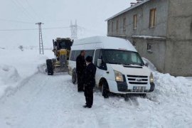 Kara Saplanan Öğrenci Servisi, İş Makinesi Yardımıyla Kurtarıldı