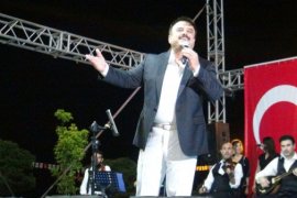 Bülent Serttaş konserde sahne direğine tırmandı