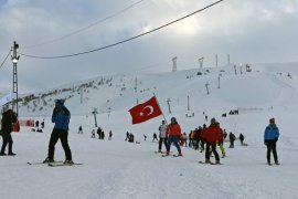 Bitlis’te ‘Meşaleli Kayak Festivali’ Düzenlendi