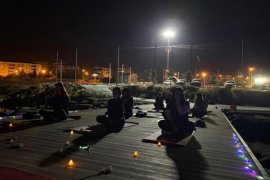 Van Gölü Manzarası ve Dolunay Eşliğinde Yoga
