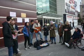 Üniversiteli gençler ilkokul öğrencileri için kitap toplama etkinliği düzenledi